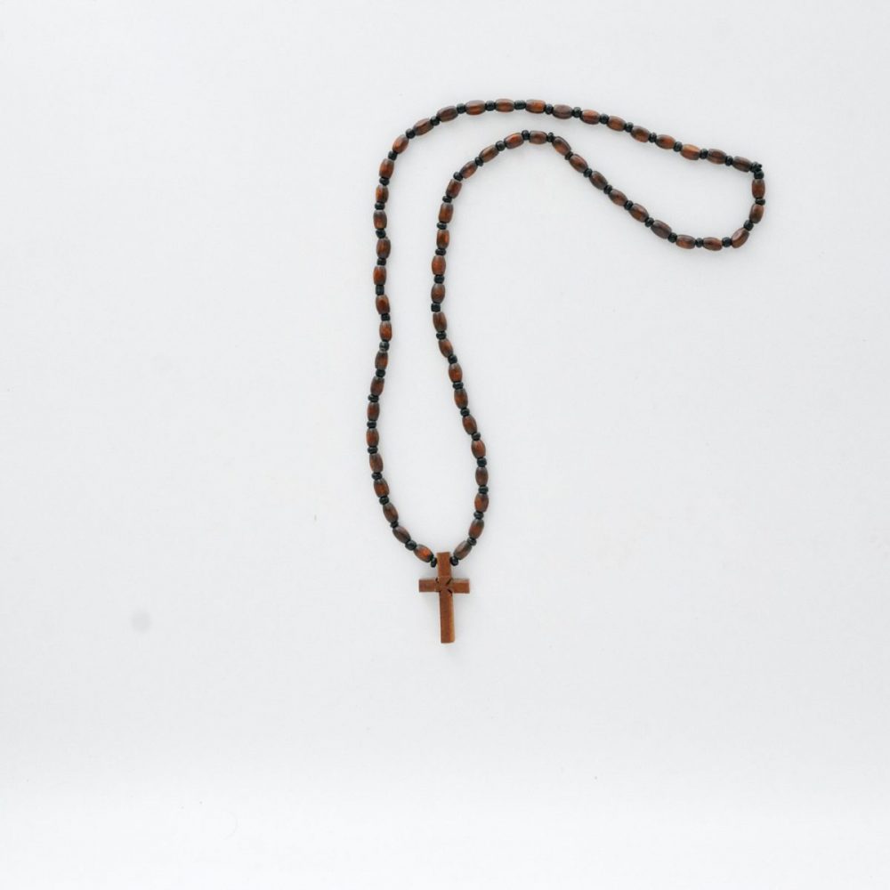 Σταυρός Λαιμού με Ξύλινες Χάντρες